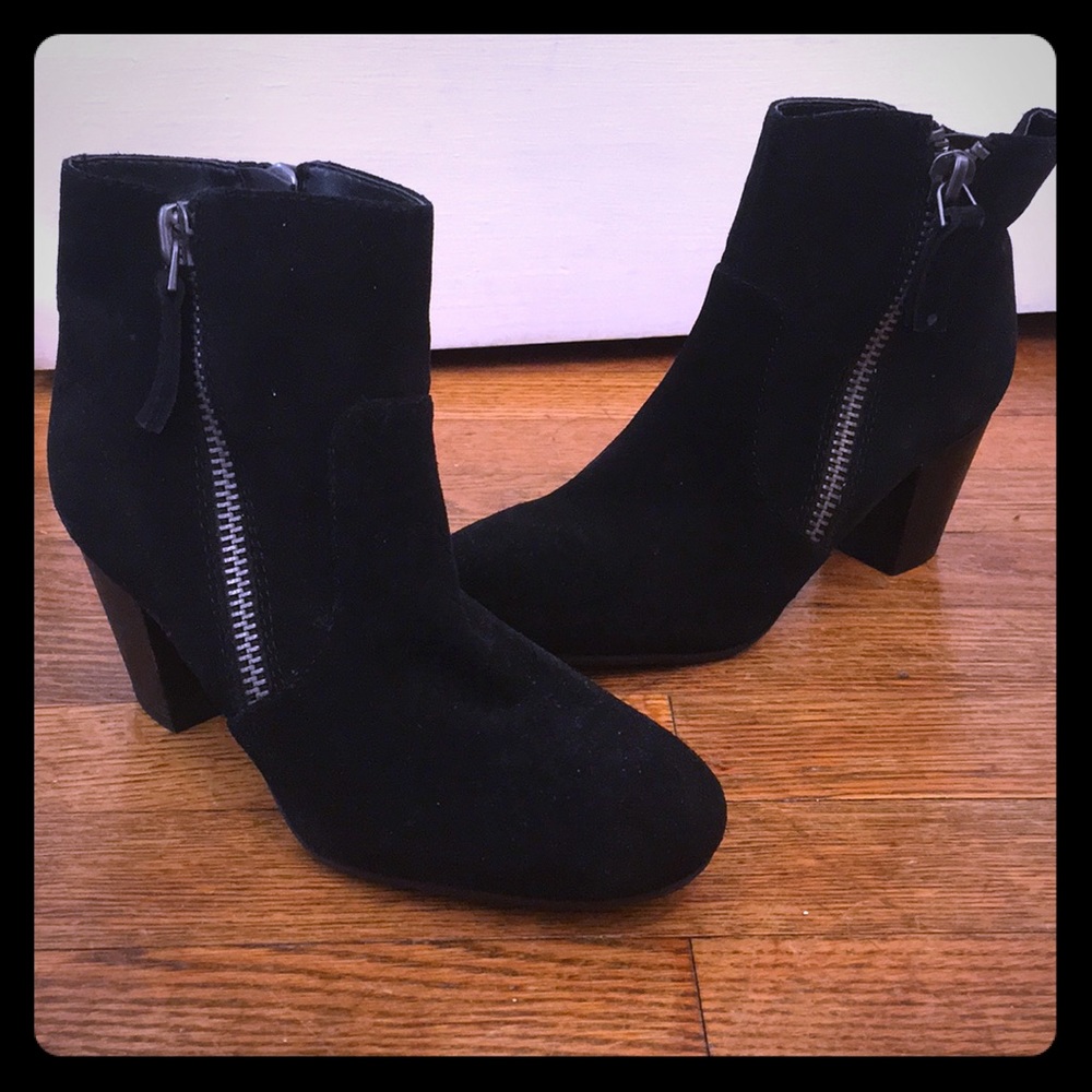 Size 6 Black Nine West heeled Ankle Bootie